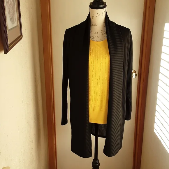 Covington Black Cardigan runs .m - Picture 2 of 7